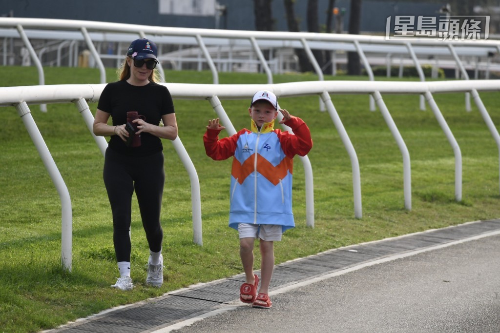 今早八届冠军骑师潘顿的儿子Cash，在母亲Nicole的陪同下，身穿其父亲自家品牌（ZP)外套，小朋友非常可爱。