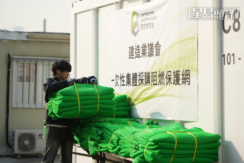 鄭定寕稱，雖然今批棚網價錢較一般阻燃性棚網成本貴大約70元，但認為能夠確保安全，「價錢較高也是值得」。