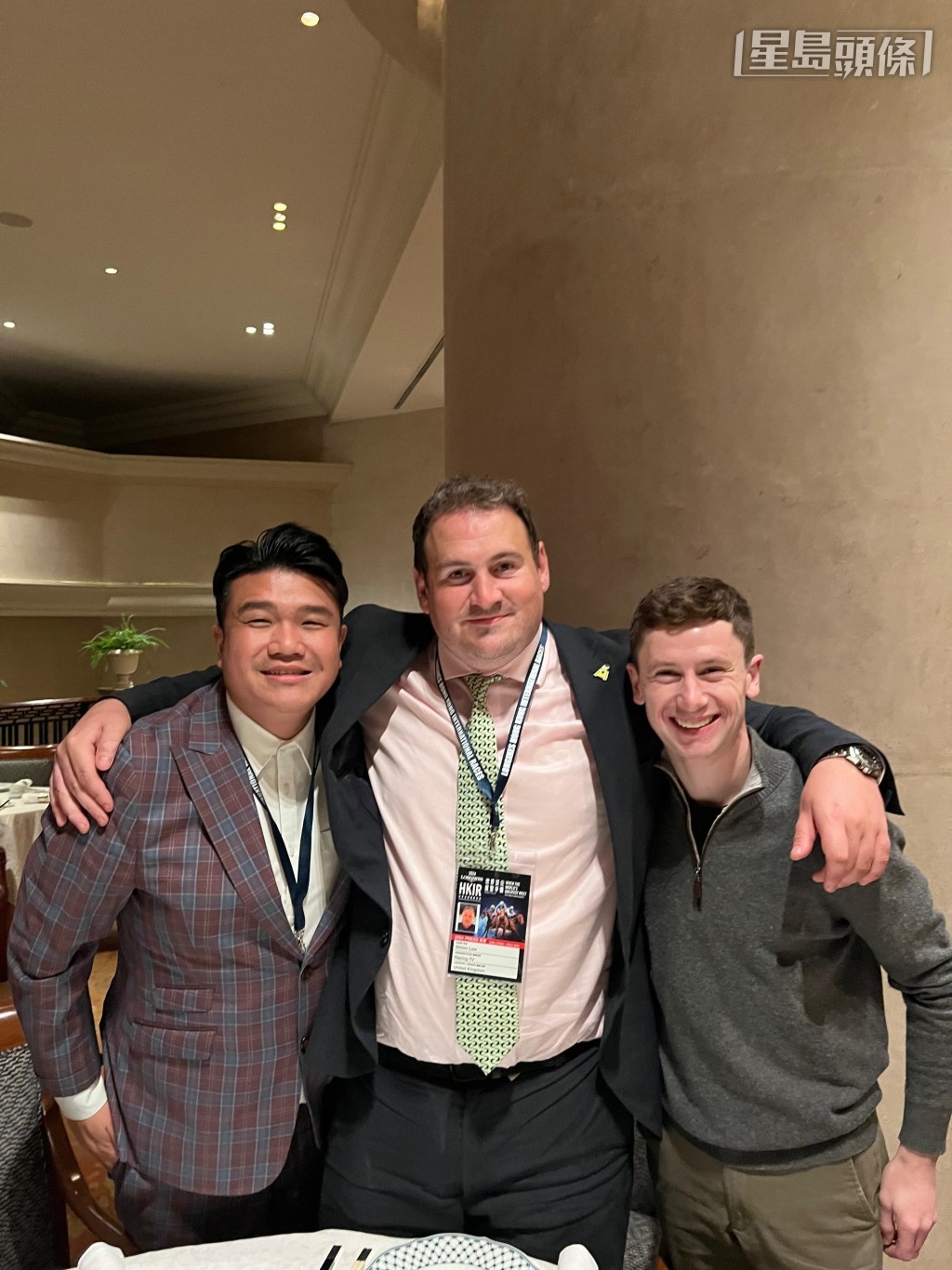 莫艾诚 (右) 和香港马主岑健龙 (左) 感情要好，岑健龙祝福莫艾诚事业更上一层楼。