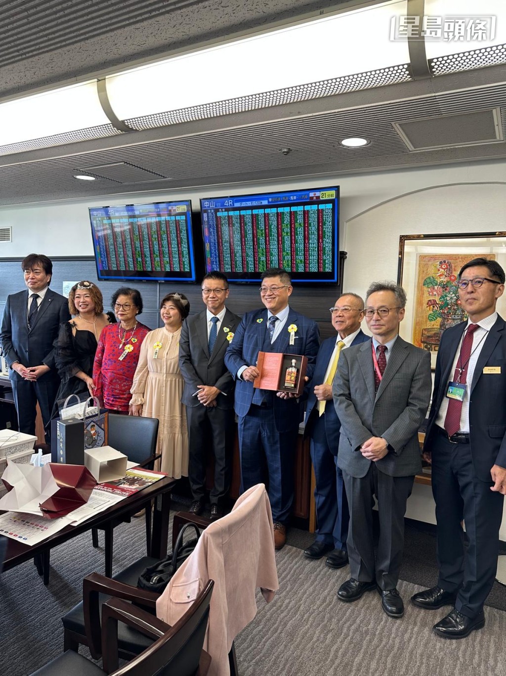 日本中央競馬會JRA在大賽前致送紀念品，予馬主鄭明亮與其子女鄭裕彤、鄭美美與鄭裕偉，先禮後兵。相片來源：「自強不息」馬主王宗彥提供