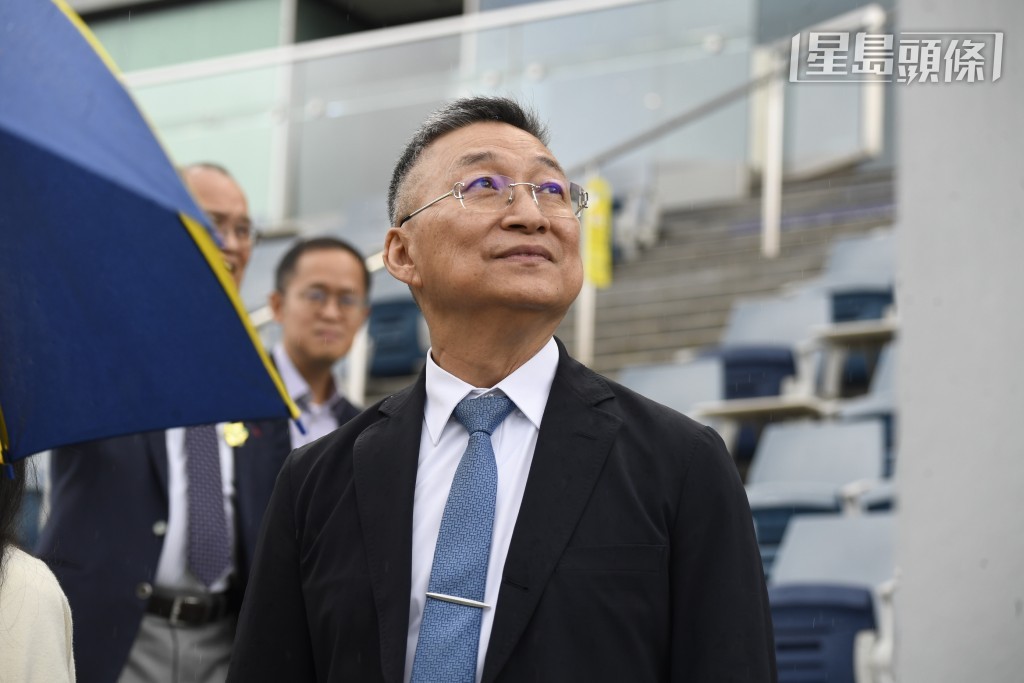  今季練馬師冠軍之爭步入白熱化階段，上周日呂健威連中三元，令威哥季內在田草已累積三十六場頭馬，冠絕同儕。