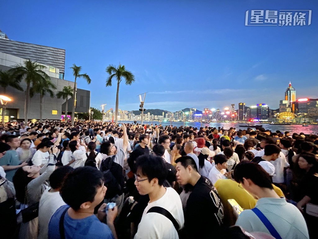 國慶煙花今晚上演，大批市民在維港兩岸霸靚位。