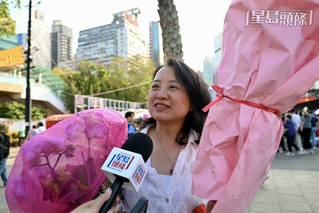 市民譚小姐表示，臨近年宵尾聲價格相對吸引，今年合共用了約400元購入蘭花及桃花，形容相當「抵買」。