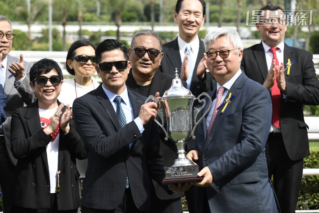 方嘉柏训练的「舞林密码」的马主是天王郭富城 (左)，且看李宝利能否为城城赢得头马，一起在凯旋门影头马相。