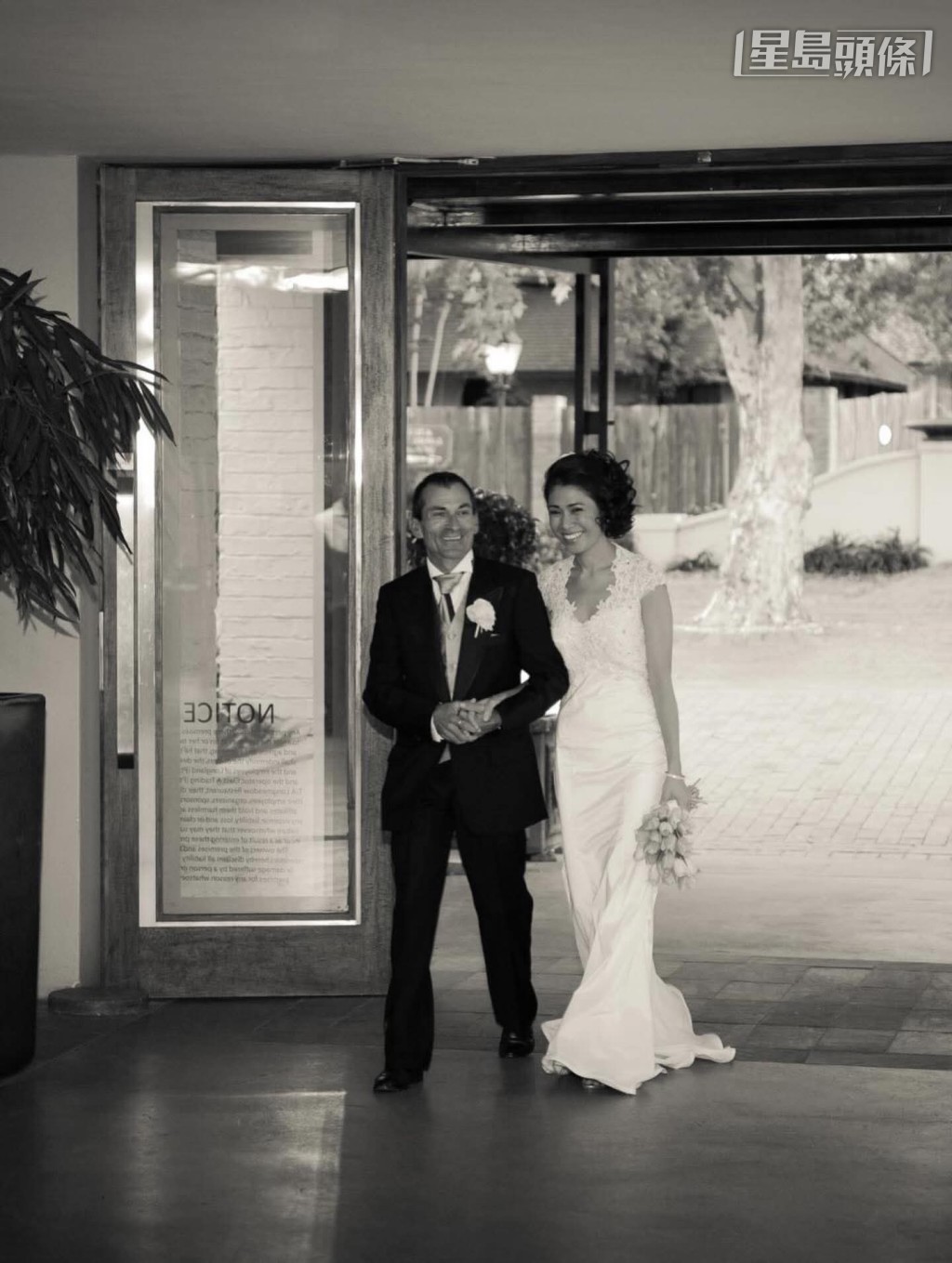 霍達太太Nathalie日前分享二人十四年前結婚舊相，非常甜蜜。