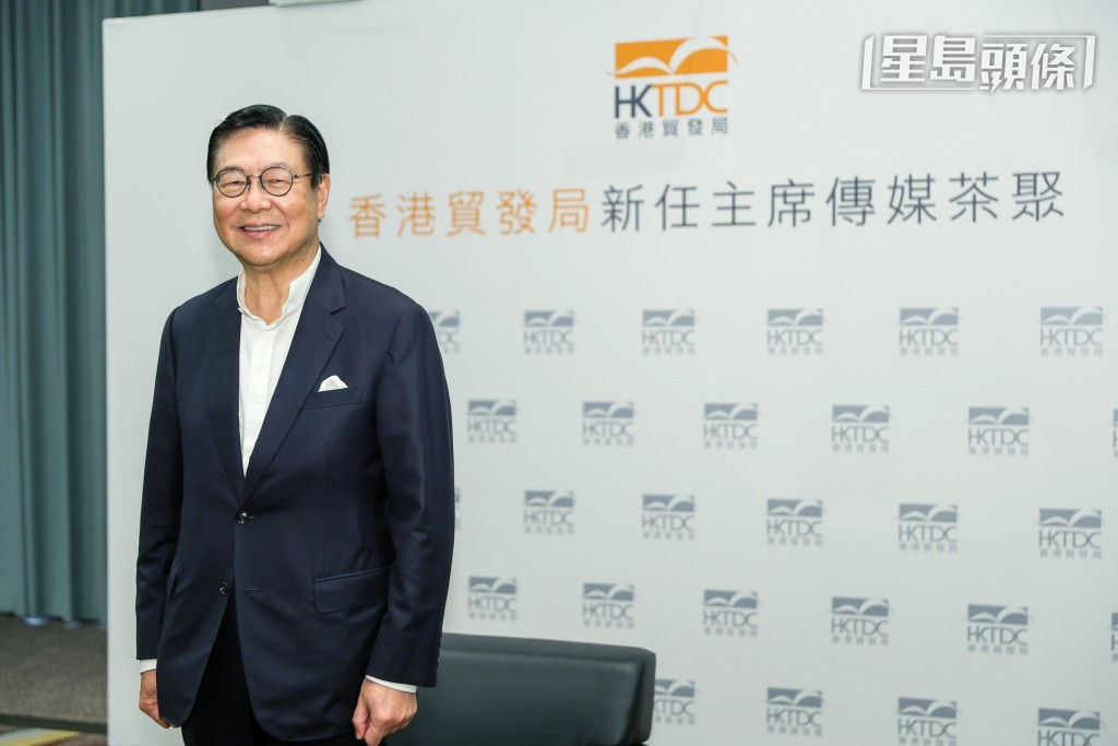新任香港貿易發展局主席馬時亨對傳媒講述未來兩年任期的五大發展願景。 新任香港貿易發展局主席馬時亨對傳媒講述未來兩年任期的五大發展願景。
