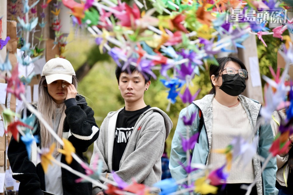 不少市民繼續到宏福苑獻花悼念死難者。