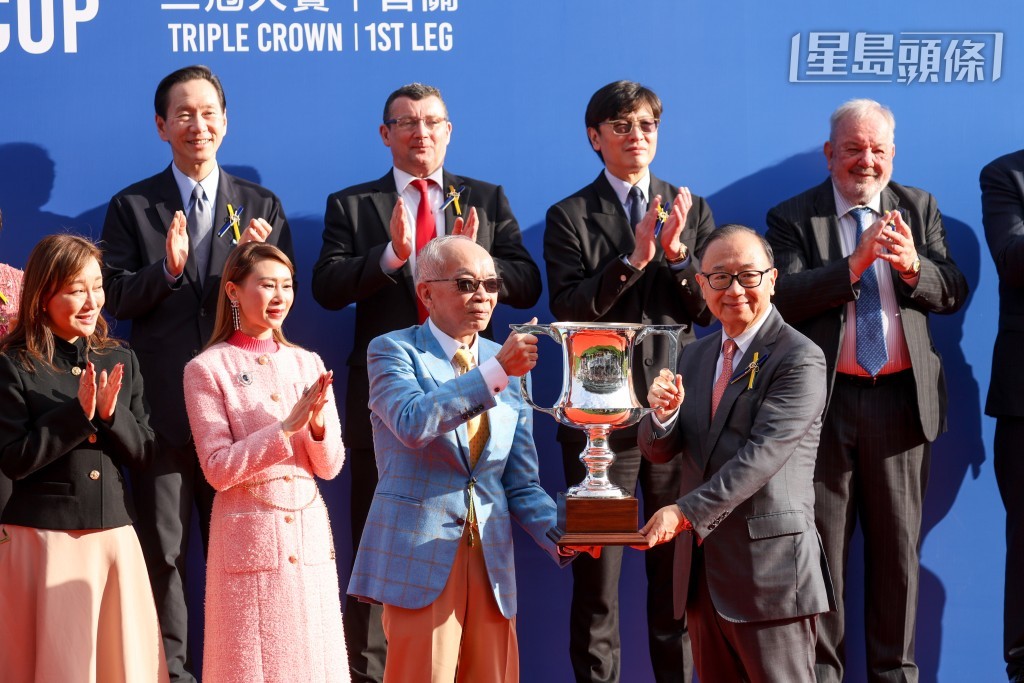 香港賽馬會主席廖長江（右）在頒獎儀式上將董事盃及小型獎盃頒予「浪漫勇士」的馬主劉栢輝。