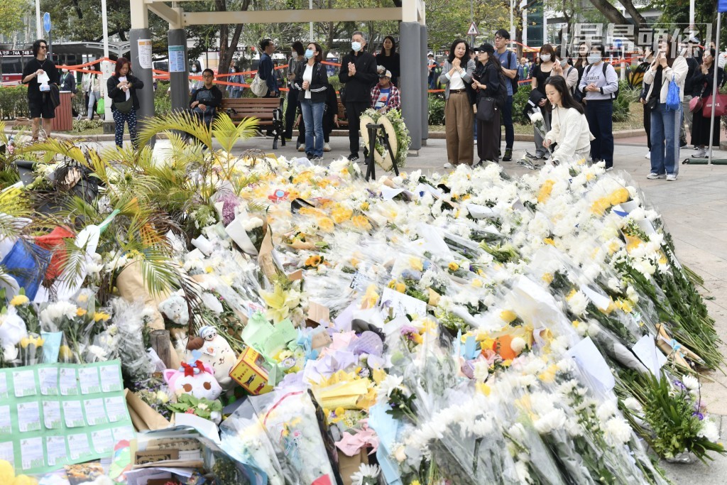 建造商會為火災中不幸罹難的5名工友家屬提供各10萬元即時經濟援助，會安排社工跟進個案，為他們提供心理輔導及日後生活、子女就學等關懷服務。