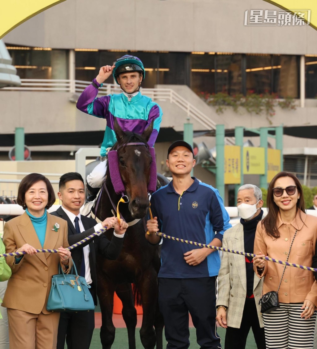 據悉桂福特決定目前是容天鵬馬房副練張漢威 (左二),於來季出任其馬房副練。 據悉桂福特決定目前是容天鵬馬房副練張漢威 (左二),於來季出任其馬房副練。