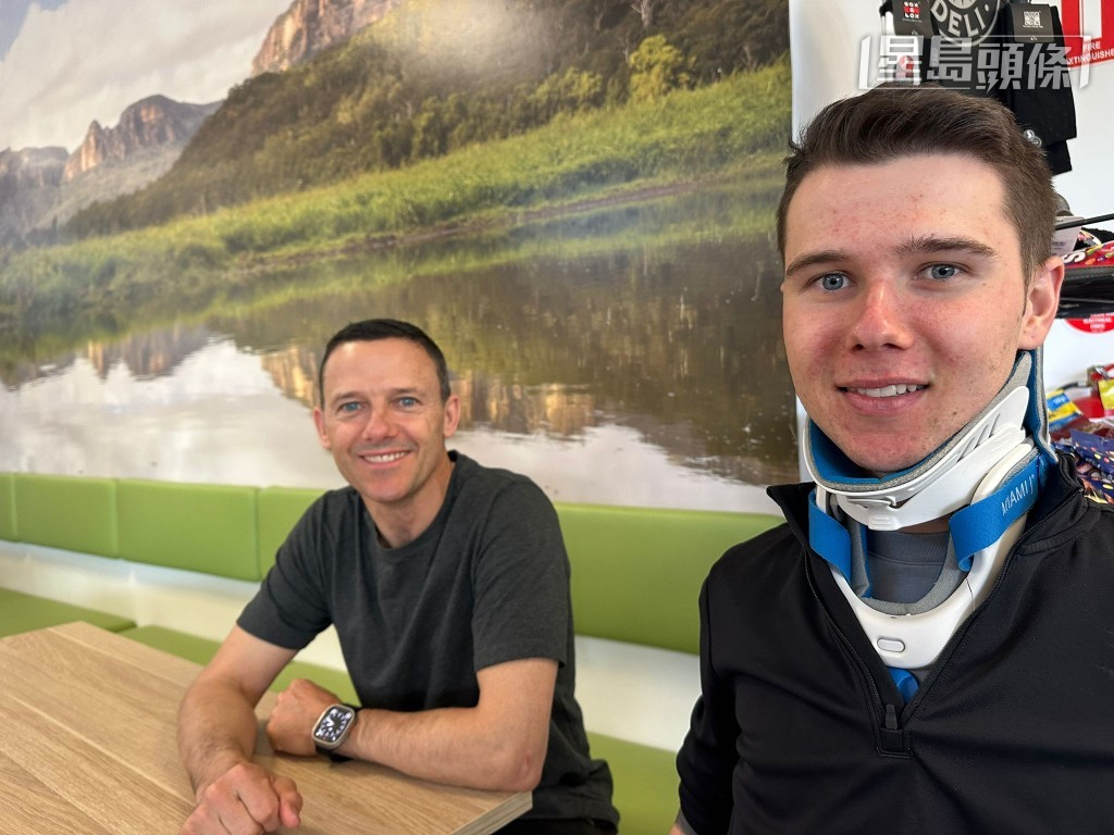 Tom (右) 的最近情況是其胸部以下身體仍然沒有知覺，需要依靠輪椅出行。