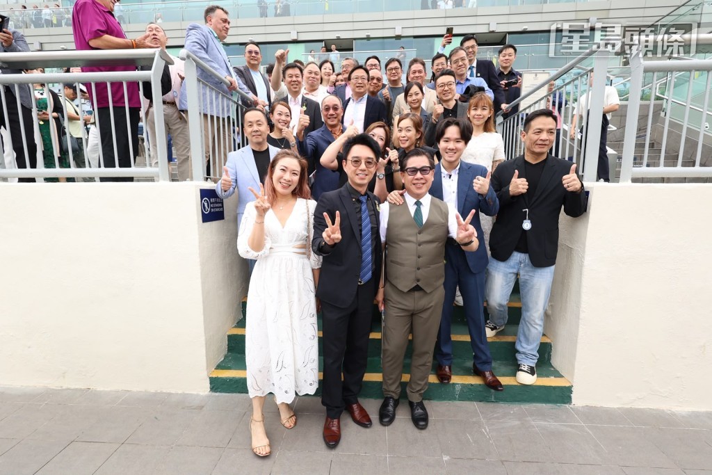 「支付之父」马主劳俊杰 (前排中) 说:「我从事支付行业三十年,而我十分敬爱我的爸爸,因此经过和航哥商量后,决定把马儿起名『支付之父』,这是我在香港第一匹养的马,很开心马儿可以交出头马。」 「支付之父」马主劳俊杰 (前排中) 说:「我从事支付行业三十年,而我十分敬爱我的爸爸,因此经过和航哥商量后,决定把马儿起名『支付之父』,这是我在香港第一匹养的马,很开心马儿可以交出头马。」
