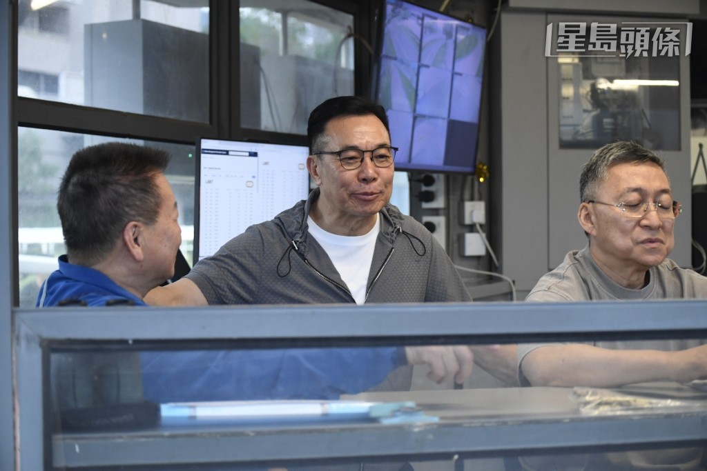 「嘉應高昇」馬主梁錫光一早到場，與希斯及潘頓太太Nicole一起在烽火台觀看馬王的操練。