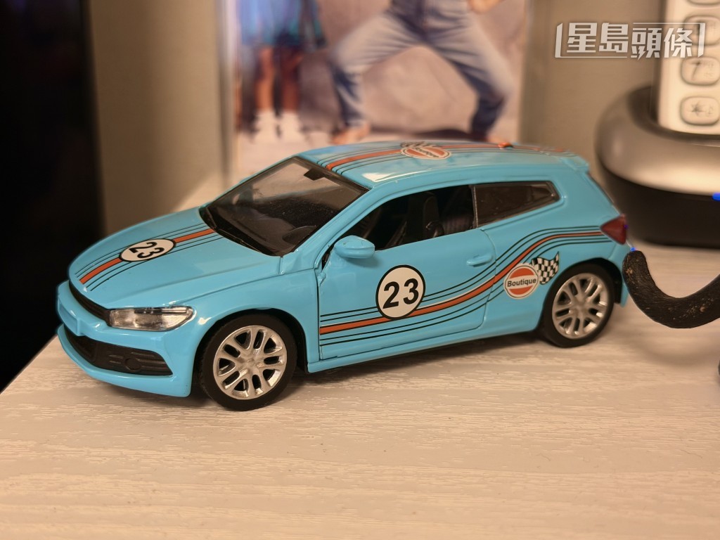 張生將愛車換成房車後,特意找來一架模型車作留念。 張生將愛車換成房車後,特意找來一架模型車作留念。