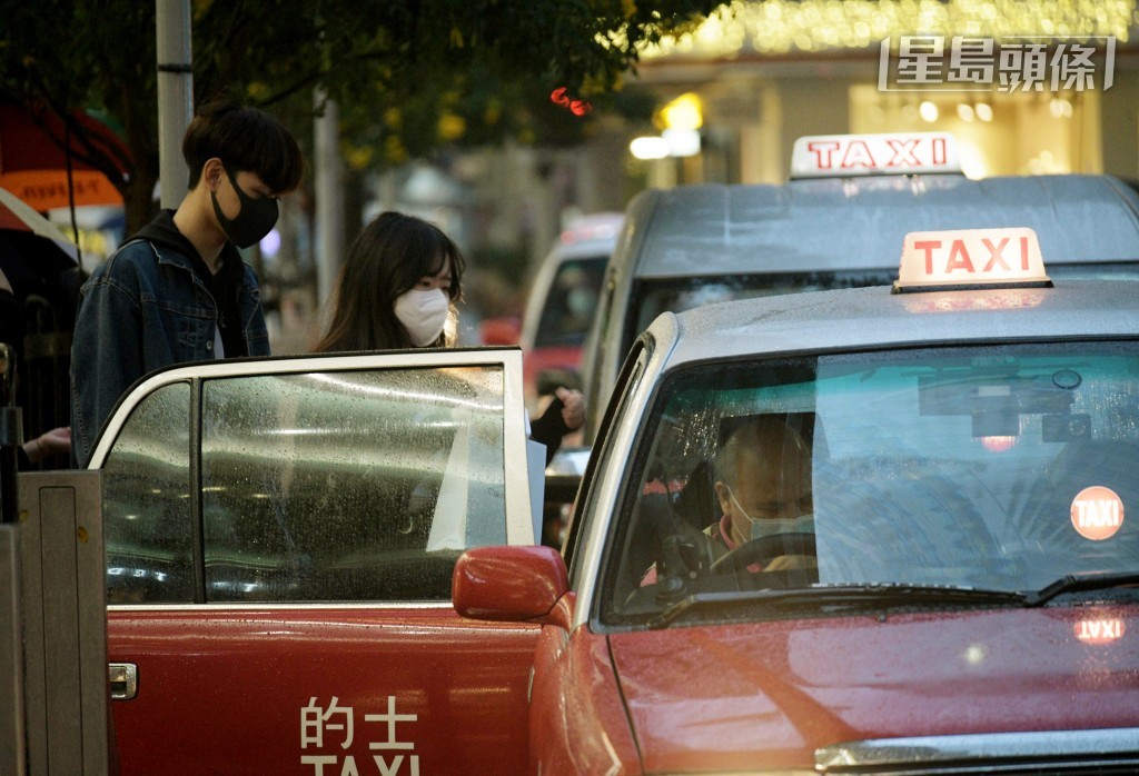 有傳的士司機在車隊內另組小車隊,甚至越過車隊,私自接客,提供優惠以吸引客人。資料圖片 有傳的士司機在車隊內另組小車隊,甚至越過車隊,私自接客,提供優惠以吸引客人。資料圖片