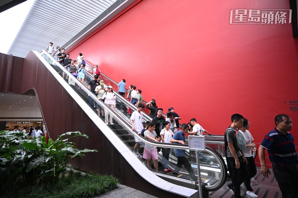 西九故宮文化博物館人頭湧湧。
