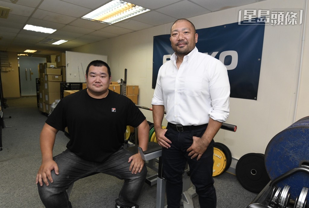 橘井政人(右)及方齊智(左)疑被香港舉重健力總會扣起體院資助。(何君健攝) 橘井政人(右)及方齊智(左)疑被香港舉重健力總會扣起體院資助。(何君健攝)