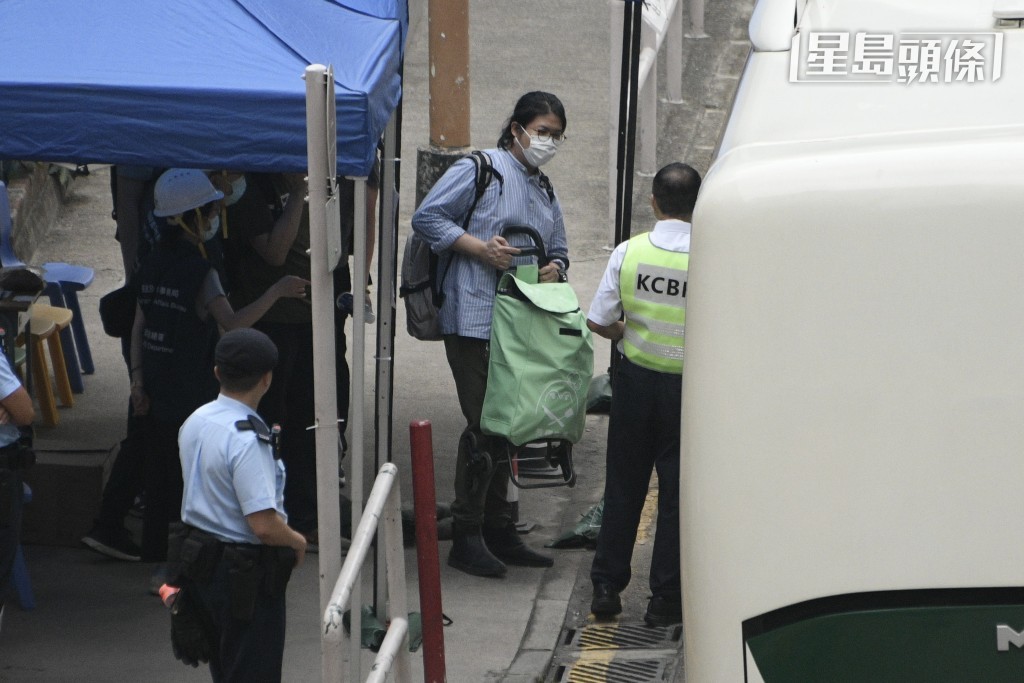 至於上落樓次數方面,14戶27人上樓多於一次,有兩戶上落樓4次。 至於上落樓次數方面,14戶27人上樓多於一次,有兩戶上落樓4次。