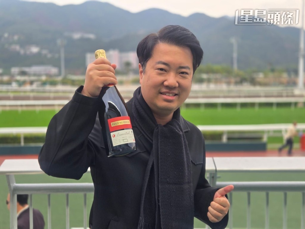 本报记者曾经访问马主王贤讯 (图)，他妙语连珠地以其家族名下的「安都」及「安可」的名字说，希望各匹「安」系马的表现「都可」，所有事情都可以的意思。