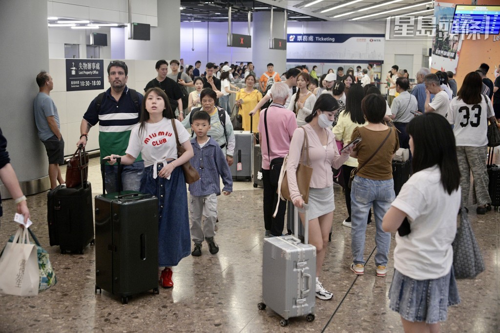 國慶黃金周結束，不少旅客返回內地。資料圖片