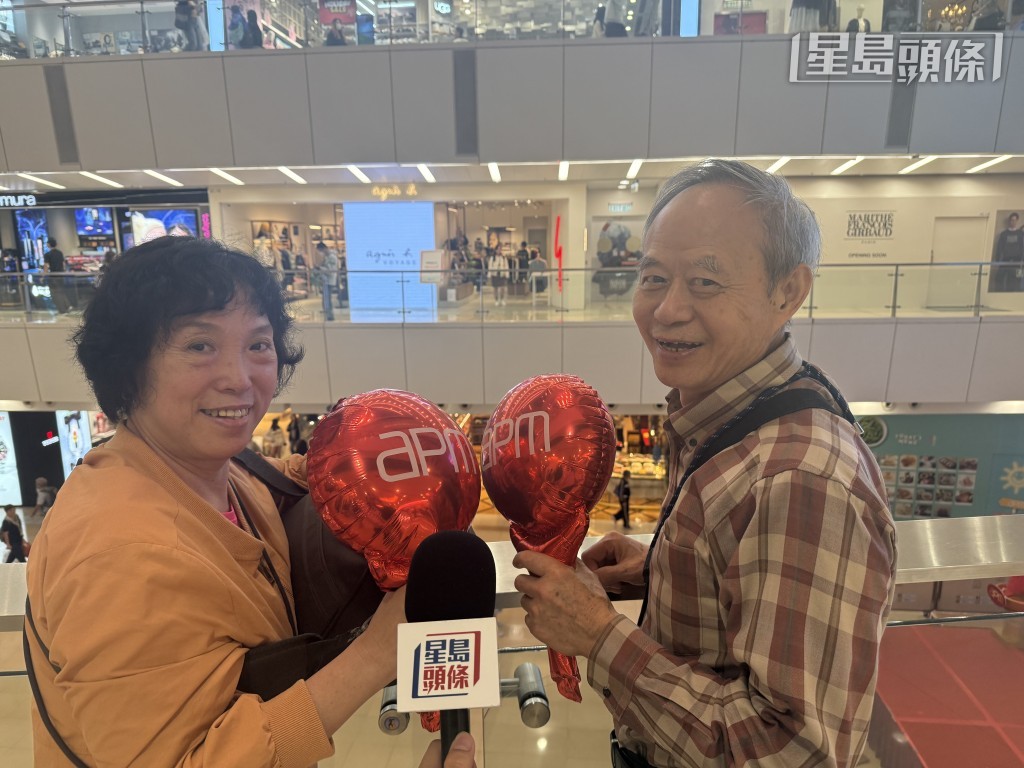 陳生陳太在商場附近吃過晚飯後,便順道來商場觀看直播,陳太形容今晚氣氛很好。 陳生陳太在商場附近吃過晚飯後,便順道來商場觀看直播,陳太形容今晚氣氛很好。