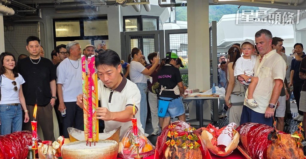 吉時一到,黎昭昇,副練蘇狄雄 (圖) 及馬房員工,馬主逐一上香,祈求新季順利。 吉時一到,黎昭昇,副練蘇狄雄 (圖) 及馬房員工,馬主逐一上香,祈求新季順利。