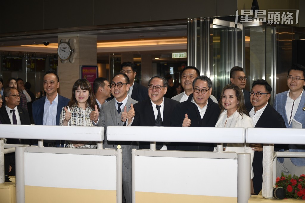 「电讯」系张氏家族十分支持石哥，数日前张敬山和张敬川孖生兄弟牛一，石哥自然希望「电讯巴打」能跑得好，为张氏兄弟补祝生日。