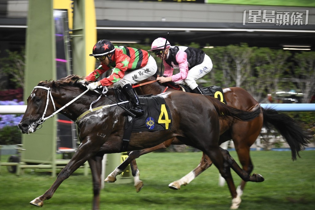 第六場的「美麗登場」(內) 上場配潘頓在港初出，即於谷草一千米入位，今次再戰同程，潘頓唔放手，力求補中