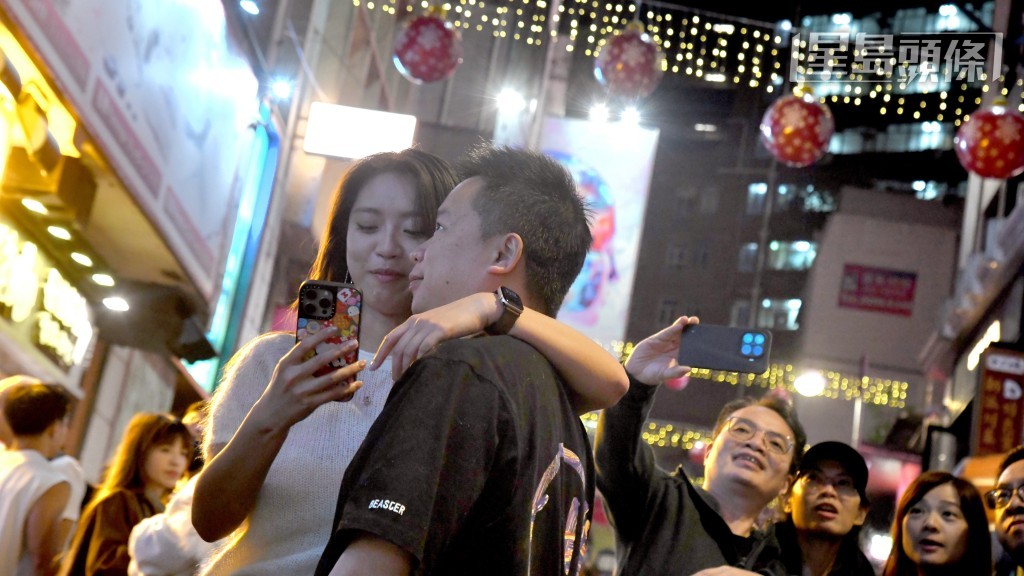 蘭桂坊越夜越多人。