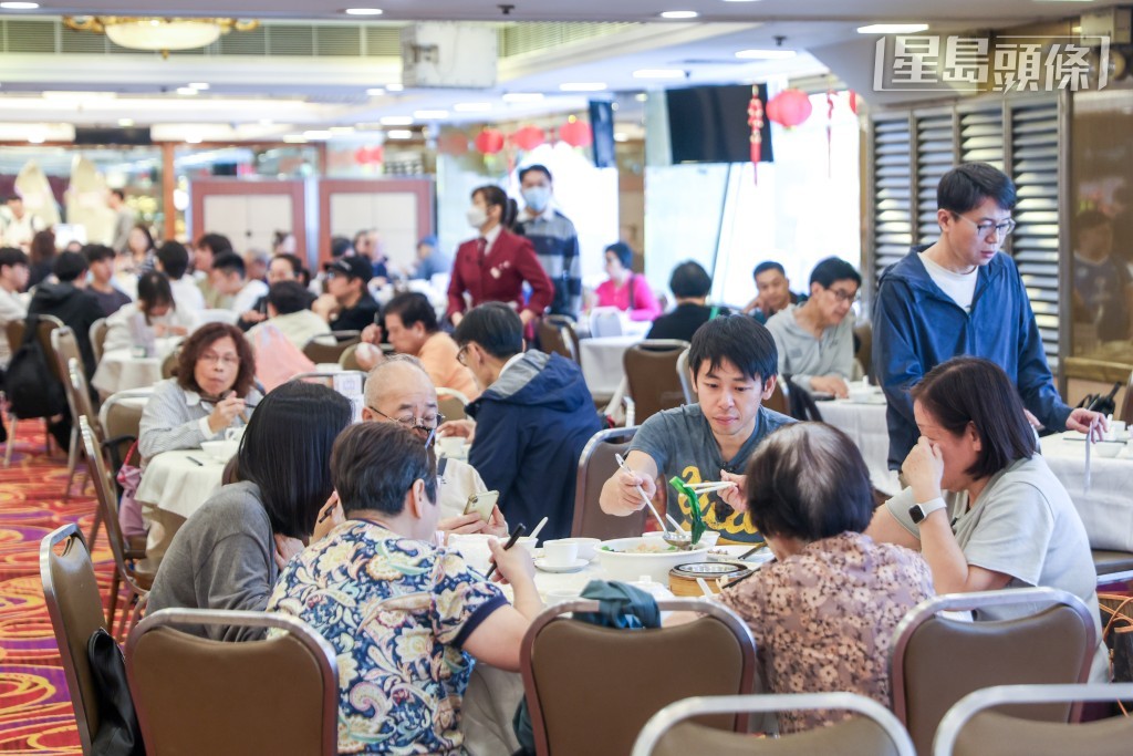 年廿九「大除夕」，不少市民與家人到酒樓食團年飯。