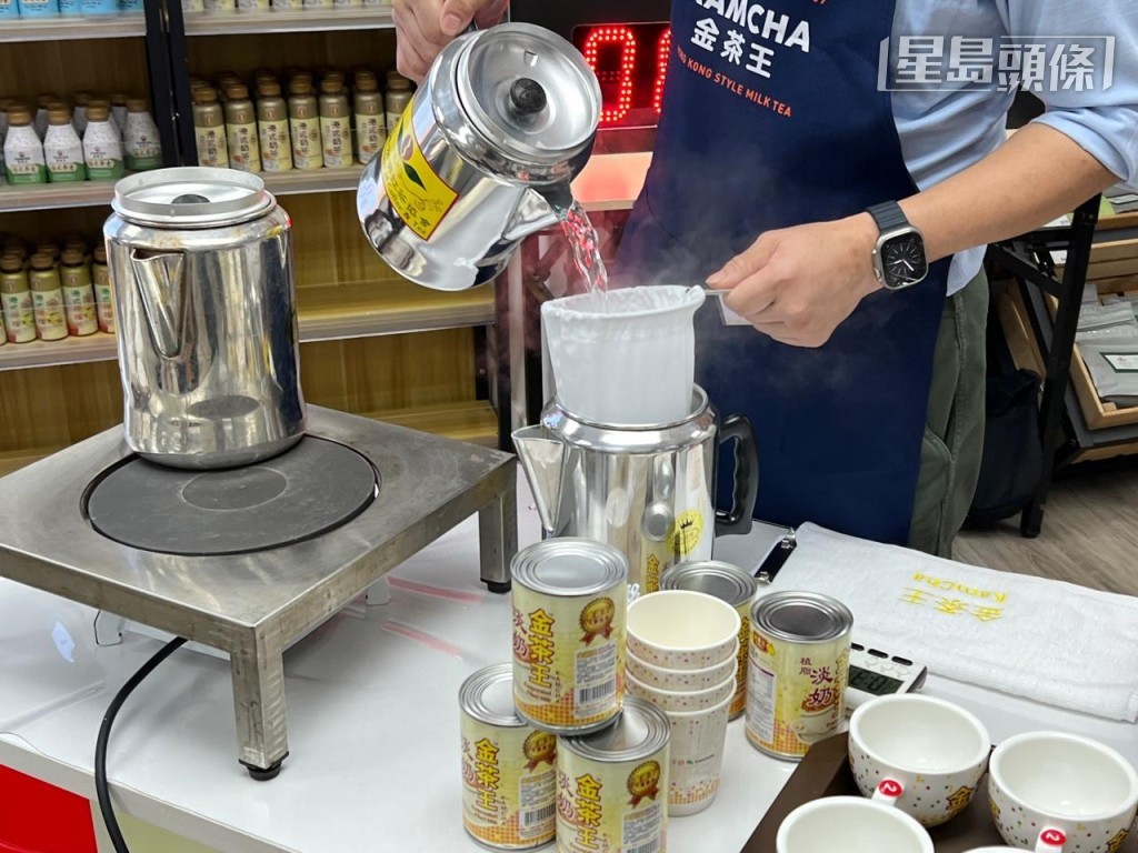 時間的掌握和茶奶調配的「黃金比例」,是一杯奶茶成功的關鍵。 時間的掌握和茶奶調配的「黃金比例」,是一杯奶茶成功的關鍵。