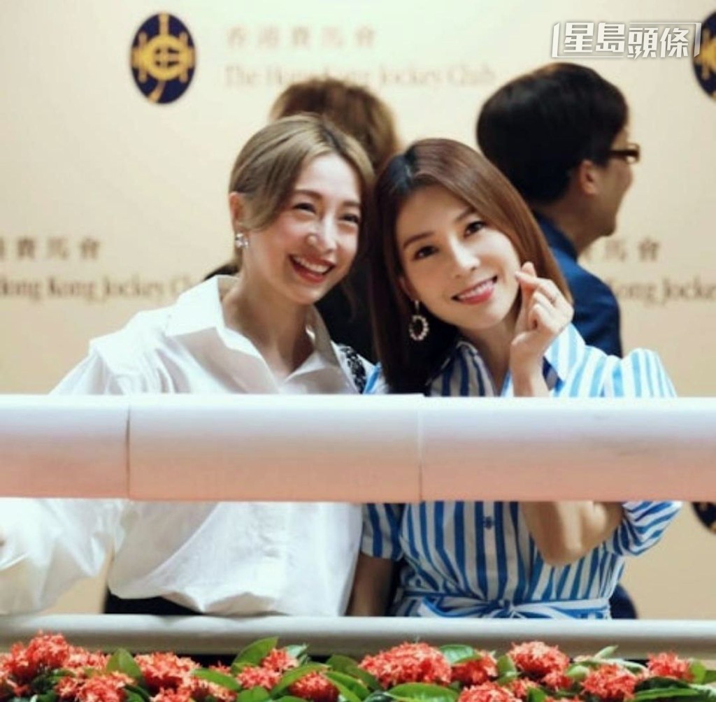 今季「飛雲」兩度出賽，均見黃婉曼 (右) 的好友視后龔嘉欣（左) 入場為該駒打氣，頓成傳媒焦點。