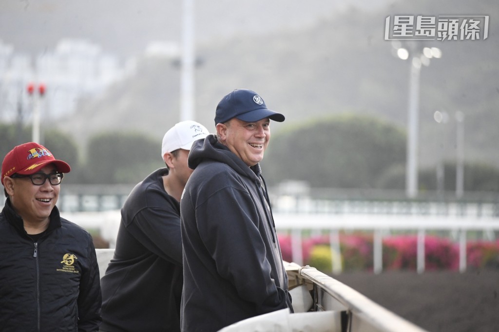 方嘉柏 (图) 特意走出烽火台,在栏边吼实,露出灿烂的笑容,未知是否对马儿目前的状态感到满意。 方嘉柏 (图) 特意走出烽火台,在栏边吼实,露出灿烂的笑容,未知是否对马儿目前的状态感到满意。