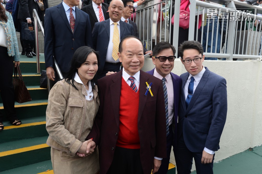 「金剛」系許晉奎(左二)是葉楚航(右二)的忠實馬主。