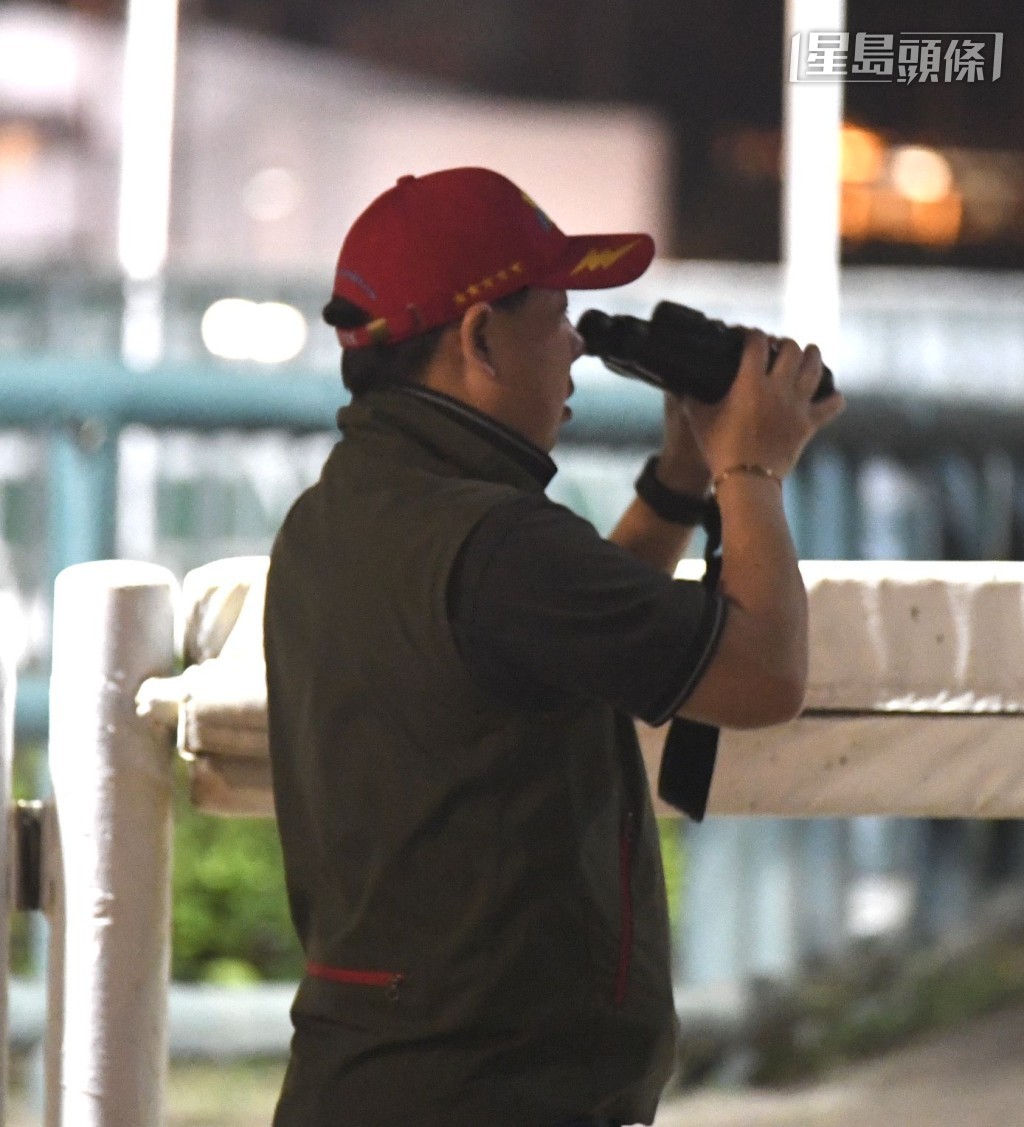 叶楚航 (图) 今朝走落隧道接 「陆小凤」,听取鞍上人潘顿汇报操后感。 叶楚航 (图) 今朝走落隧道接 「陆小凤」,听取鞍上人潘顿汇报操后感。