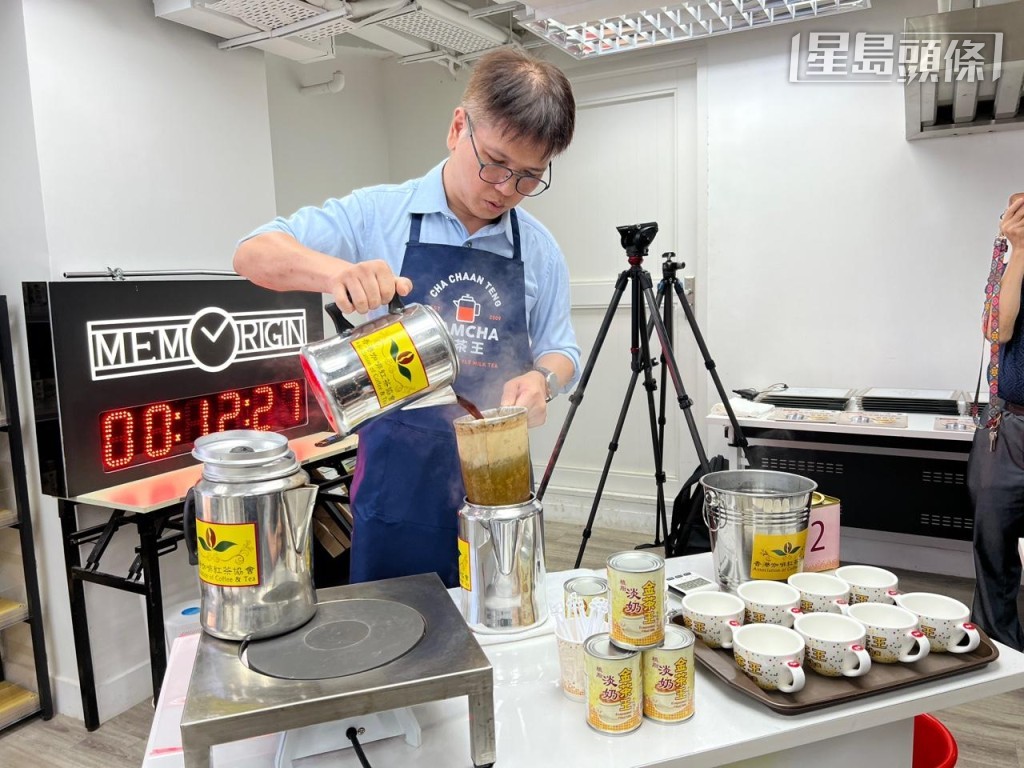 參賽者沖泡奶茶。 參賽者沖泡奶茶。