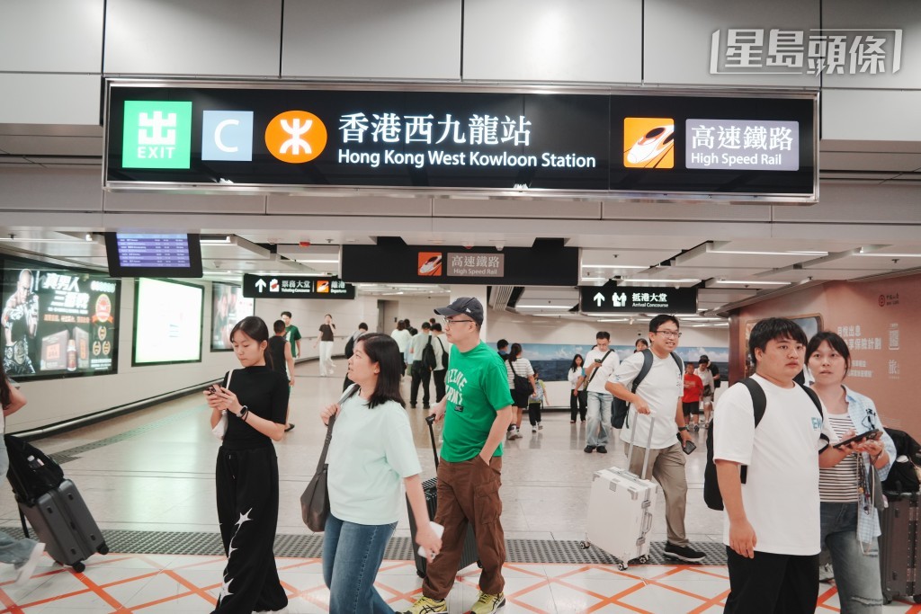 內地十一黃金周長假期今日展開,不少內地旅客都會藉著長假期南下來港。 內地十一黃金周長假期今日展開,不少內地旅客都會藉著長假期南下來港。