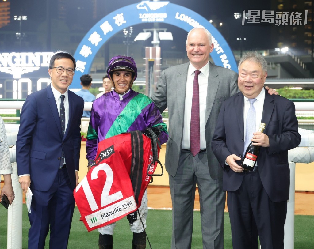 鍾氏兩父子幾乎每次賽事都會入場欣賞賽馬,非常投入及支持賽馬運動。 鍾氏兩父子幾乎每次賽事都會入場欣賞賽馬,非常投入及支持賽馬運動。