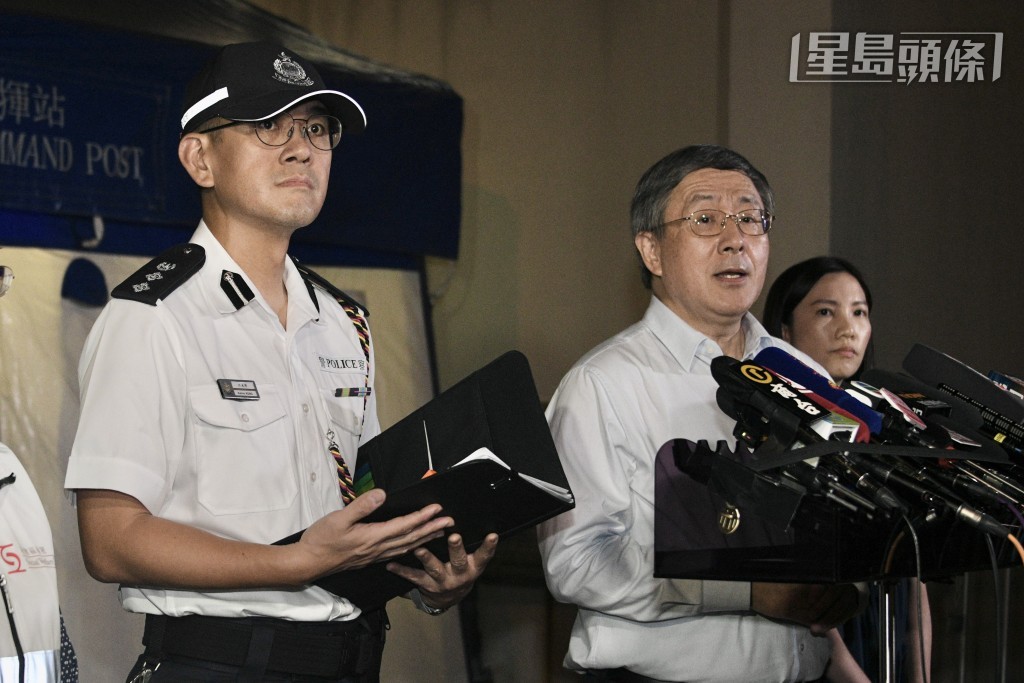 大埔警區指揮官江永祥(左)表示,11宗求警協助,懷疑有財物損失,其中4宗成功協助尋回相關失物,4宗單位損毀嚴重,相信財物或已燒毀,至於餘下3宗警方會積極了解及跟進。 大埔警區指揮官江永祥(左)表示,11宗求警協助,懷疑有財物損失,其中4宗成功協助尋回相關失物,4宗單位損毀嚴重,相信財物或已燒毀,至於餘下3宗警方會積極了解及跟進。