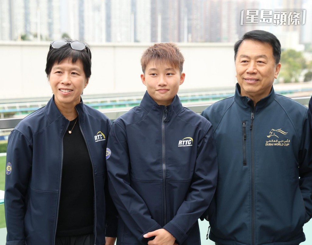 陳念慈 (左) 祝福袁幸堯 (中) 可以事業順利，成為一位出色的騎師。