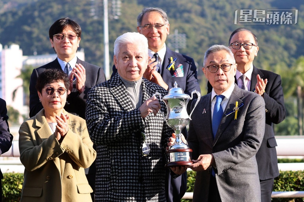 「小鳥天堂」的馬主高金沛接過競駿會盃的奬盃。