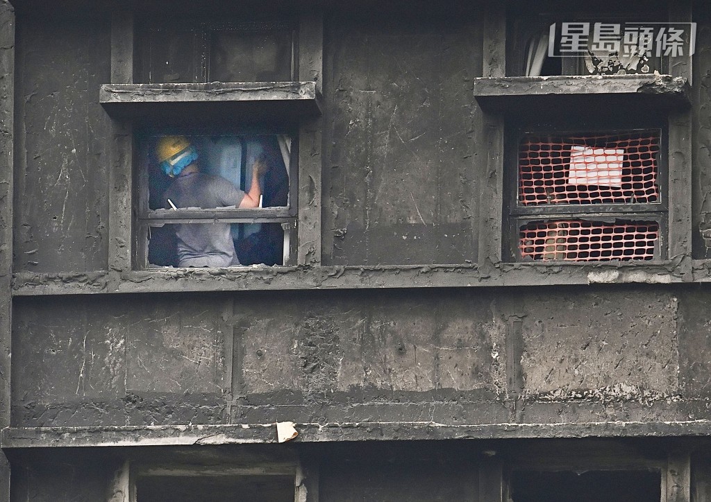 市民帶同行李箱於單位內收拾。劉駿軒攝 市民帶同行李箱於單位內收拾。劉駿軒攝