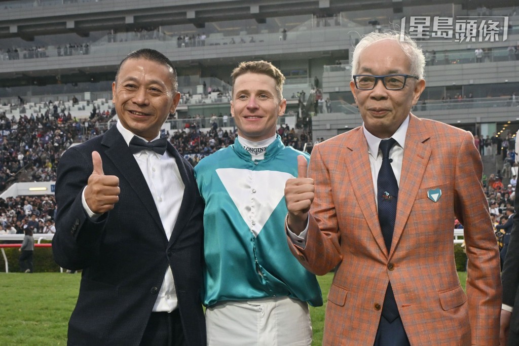 有分報名出爭沙地阿拉伯沙特盃的「浪漫勇士」，馬主劉栢輝 (右) 和沈集成 (左) 均決定馬王當前的目標是主攻三冠長途，今季不會再戰沙特盃。