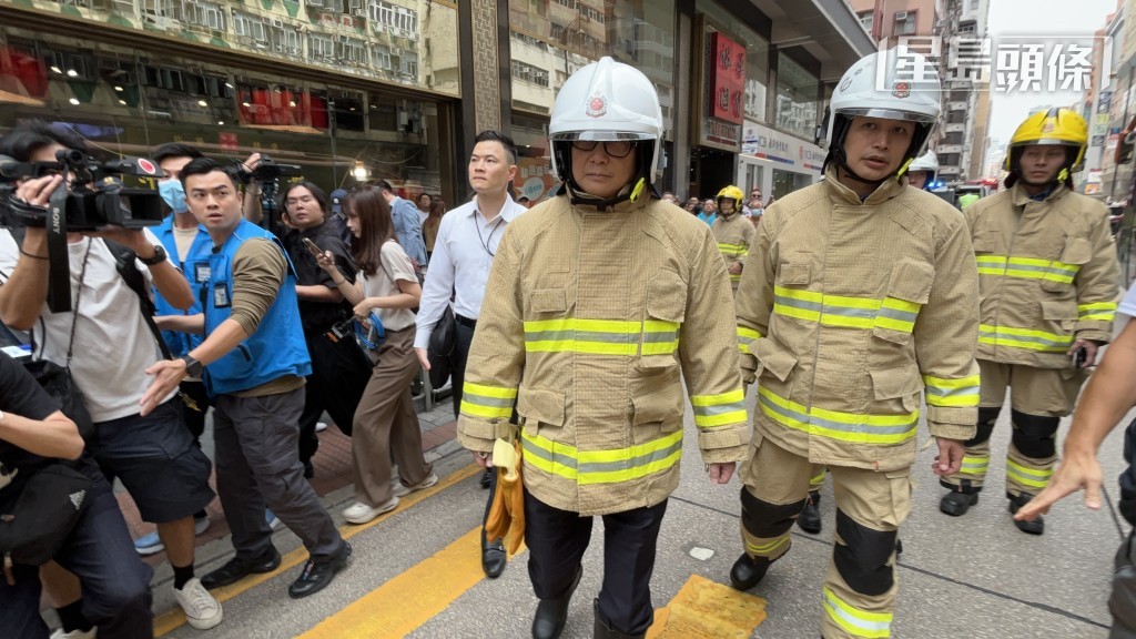 保安局局長鄧炳強由消防處處長楊恩健陪同。蔡楚輝攝