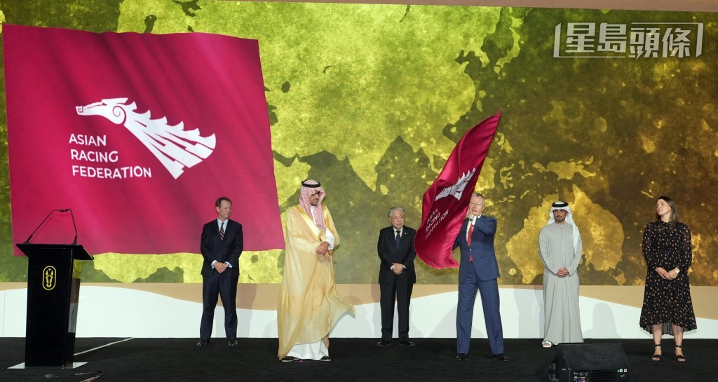 亚洲赛马联盟主席兼香港赛马会行政总裁应家柏、亚洲赛马会议秘书长兼香港赛马会赛马事务执行总监夏定安、纽西兰赛马协会赛马福祉及产业能力部总经理Sam Fursdon，在亚洲赛马会议会旗交接仪式上合照。