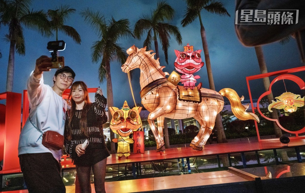 為配合馬年來臨,康文署位於尖沙咀綵燈展展出一隻3米高、栩栩如生的駿馬,吸引不少市民影相「打卡」。 蘇正謙攝 為配合馬年來臨,康文署位於尖沙咀綵燈展展出一隻3米高、栩栩如生的駿馬,吸引不少市民影相「打卡」。 蘇正謙攝