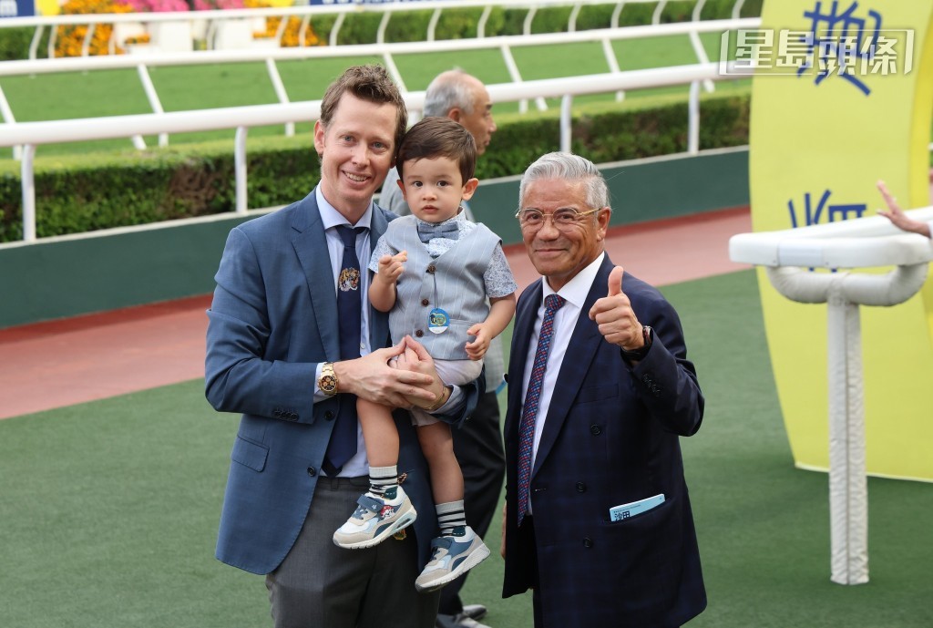 馬會確定告東尼 (右) 有資格獲續牌至2026/2027年度馬季結束之後(他將於該季內年屆七十歲),直至2029/2030年度馬季結束時,惟他必須能繼續符合馬會制定的標準。 馬會確定告東尼 (右) 有資格獲續牌至2026/2027年度馬季結束之後(他將於該季內年屆七十歲),直至2029/2030年度馬季結束時,惟他必須能繼續符合馬會制定的標準。