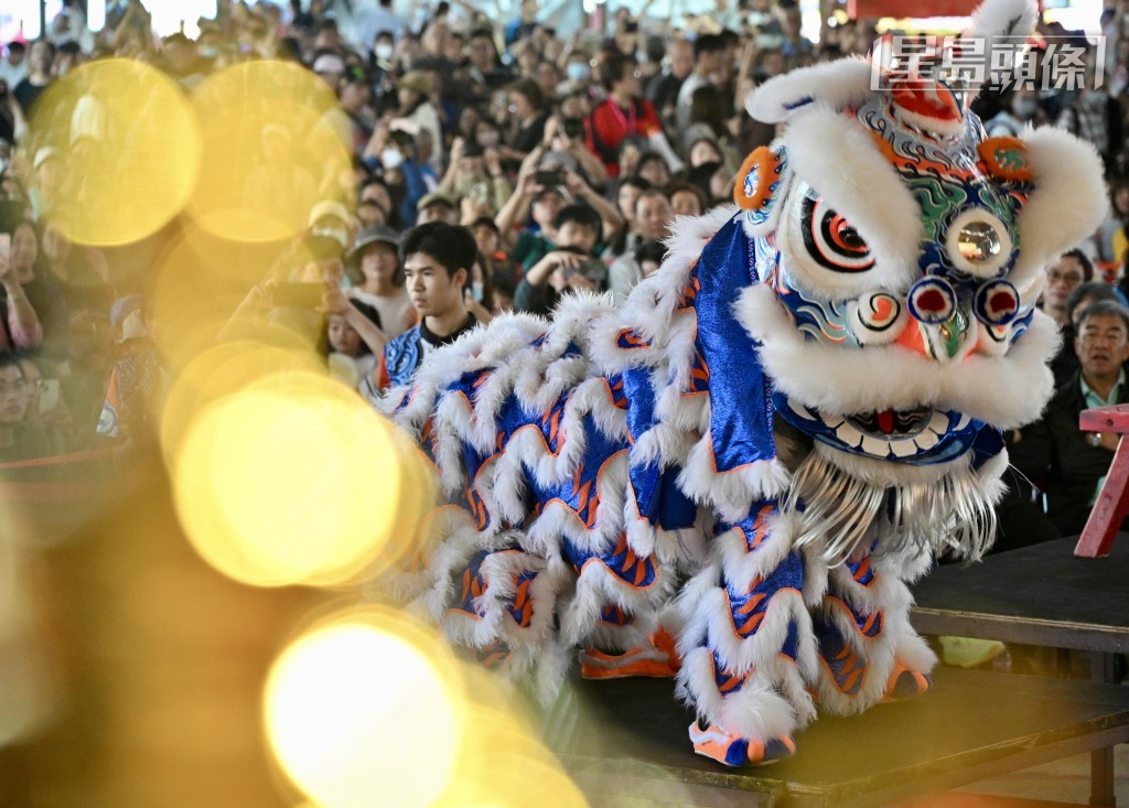 獅王爭霸賽場內人聲鼎沸，市民不時為參賽隊伍加油喝采。