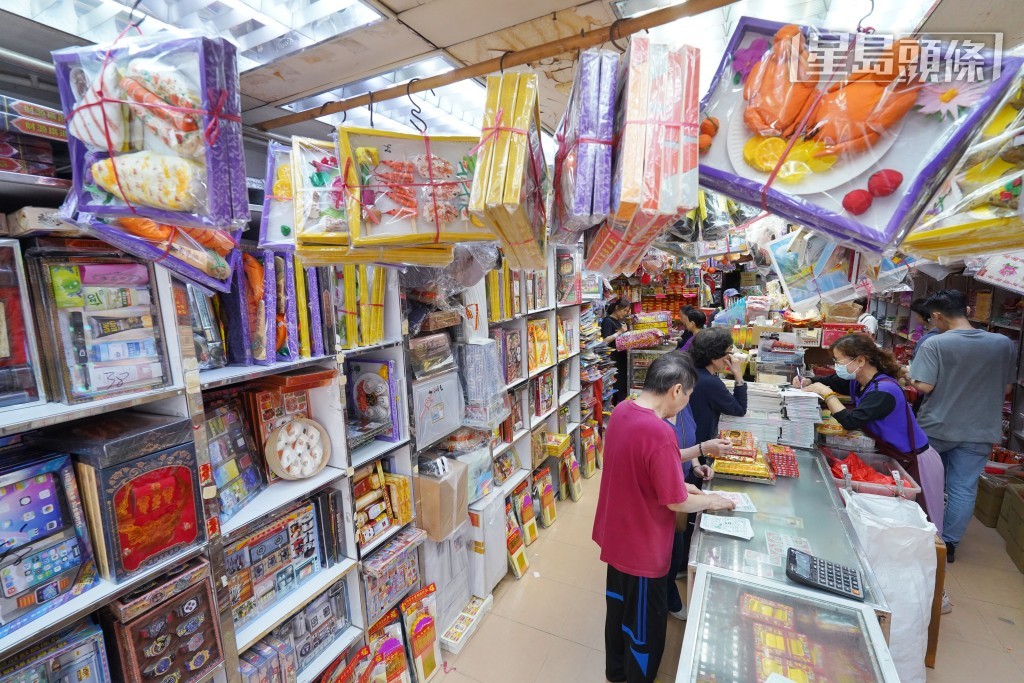 今年的紙紮食品加入了不少精緻款式。