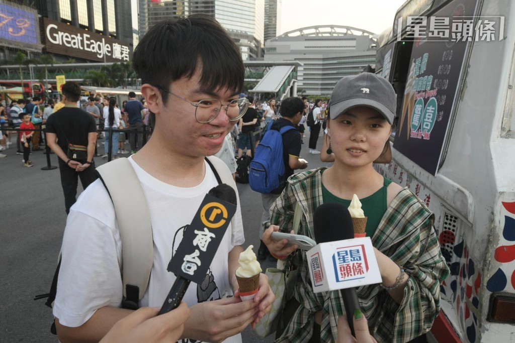 張同學(左)相信活動可吸引遊客參加。陳浩元攝